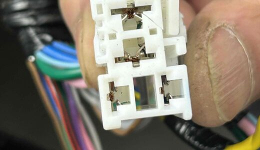 エンジンルーム内リレーに接続されるカプラー