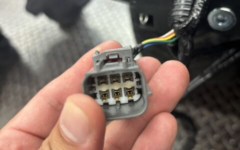 YV37スカイライン　フロントバンパー付近のメインハーネスカプラー
